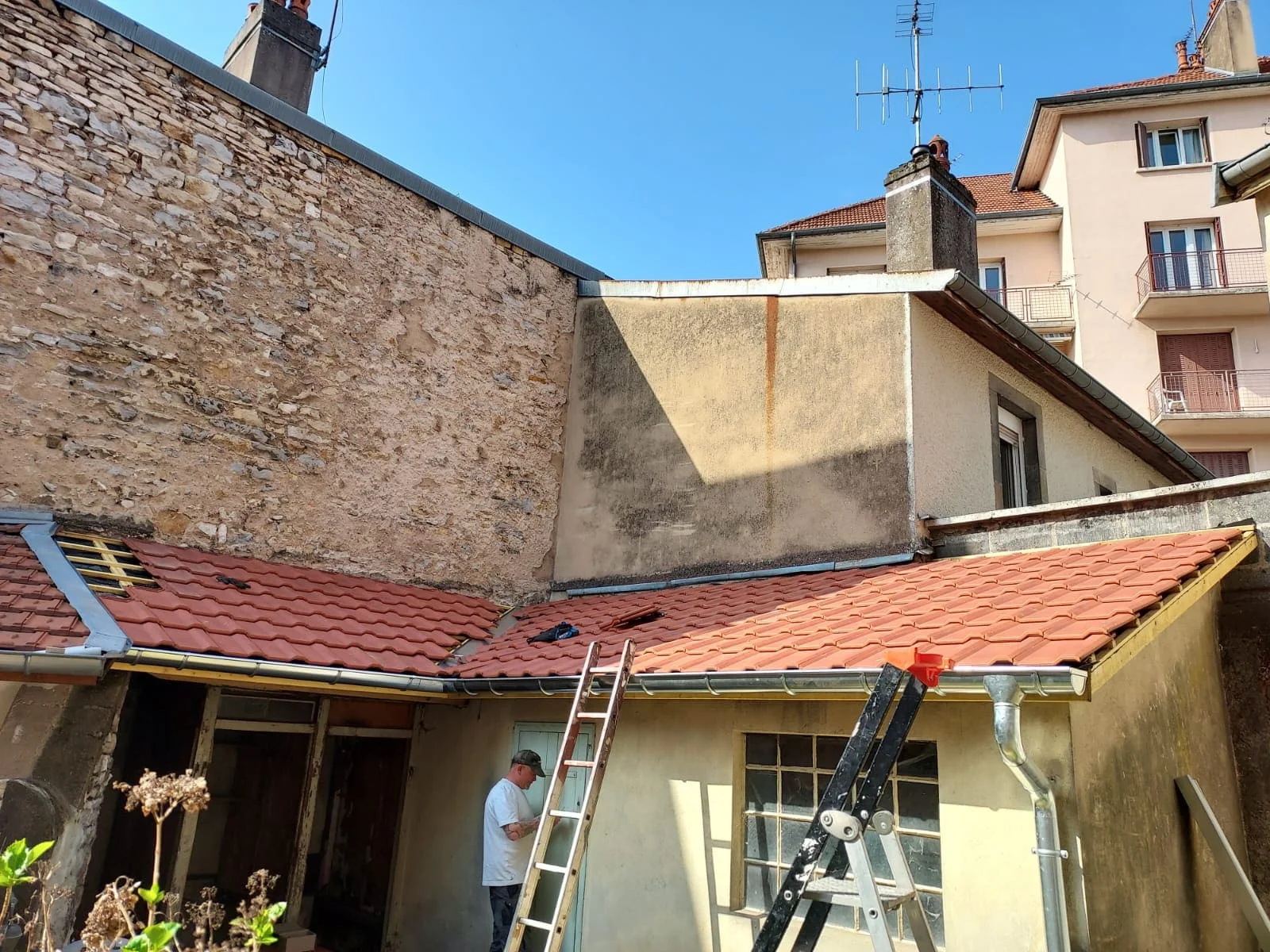 Urgence toiture — R'Couverture Charpente Ramonage Zinguerie